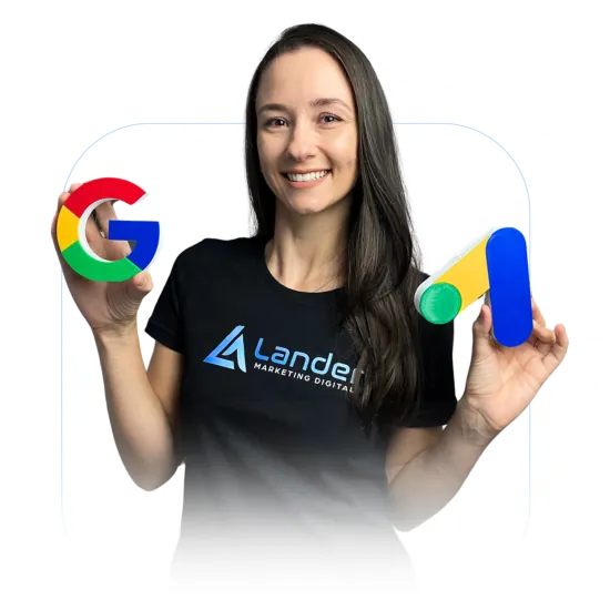 Integrante da equipe Lander segurando os logotipos do Google e do Google Ads
